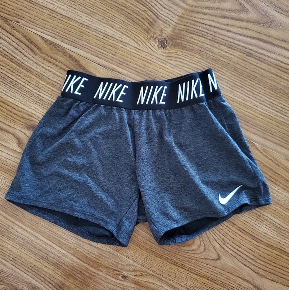 Nike girls shorts - Picture 1 of 3